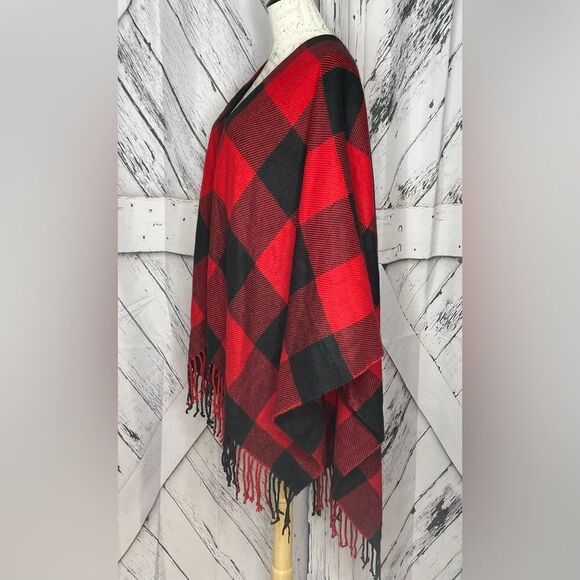 Treasure & Bond Buffalo Check Poncho Red Black OS - Picture 2 of 5